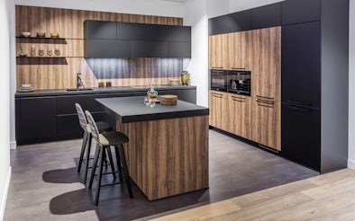 Een moderne mat zwarte keuken gecombineerd met hout