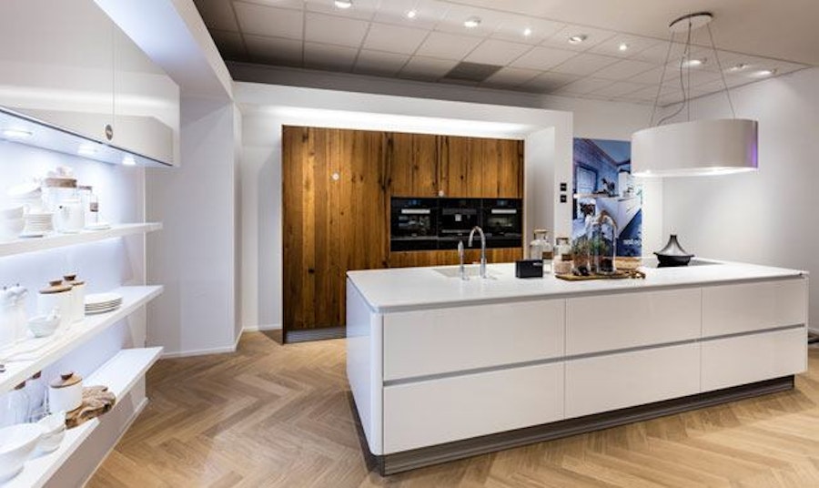 Moderne keuken met houten kastenwand