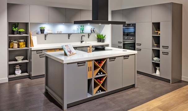 Een moderne keuken met houten laden
