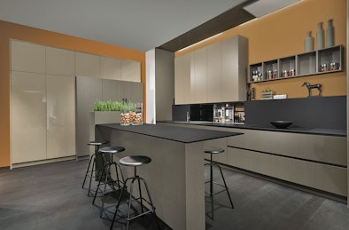 Moderne keuken met bar