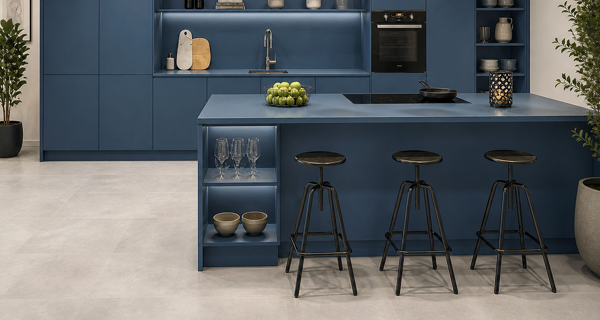 Moderne blauwe schiereiland keuken met composiet werkblad en metalen barkrukken