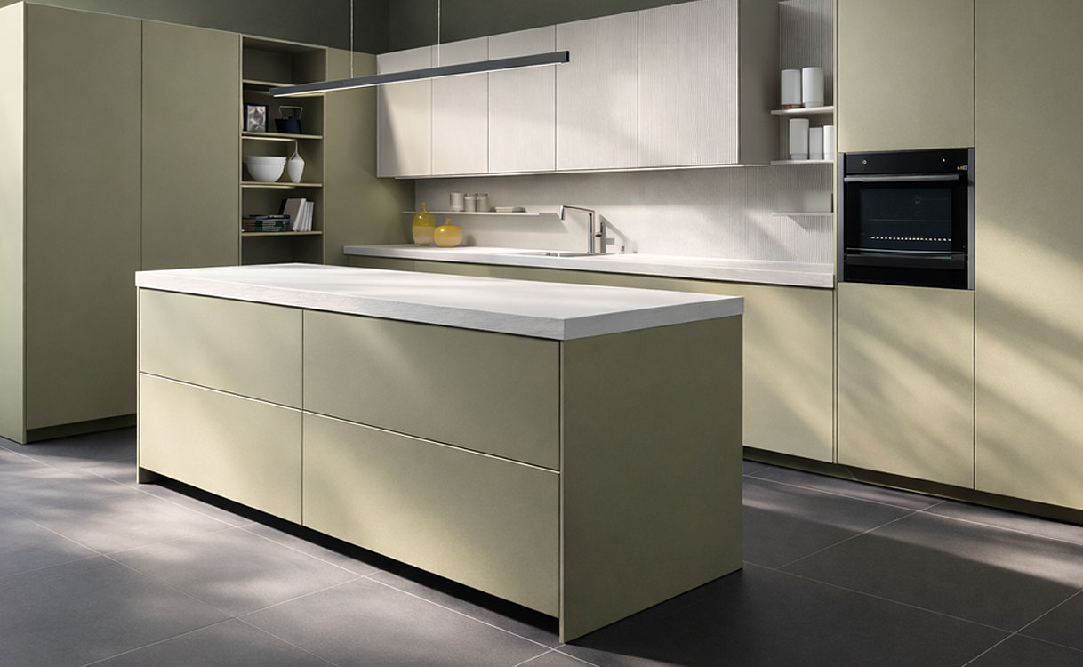 Strak grijs keukeneiland met greeploze onderbouw en composiet werkblad in een minimalistische moderne keuken