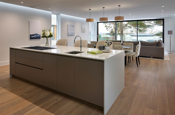 Moderne taupe kleurige eilandkeuken.