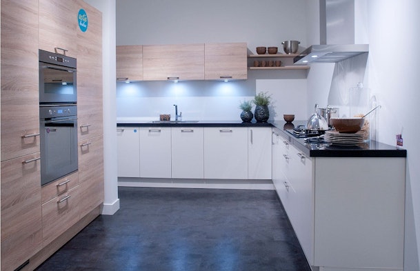 Moderne tijdloze hoekopstelling met kastenwand