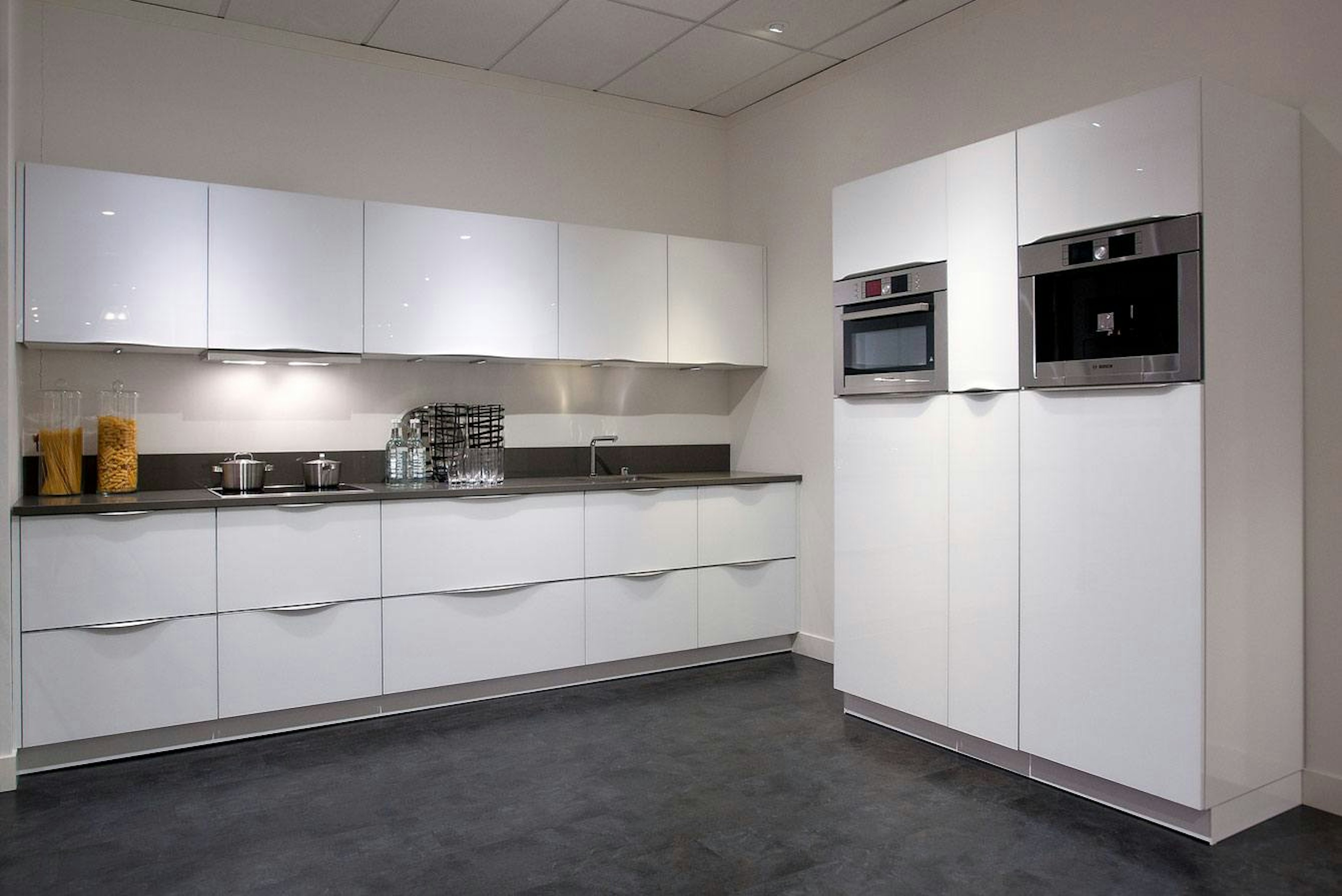 Moderne witte hoogglans keuken