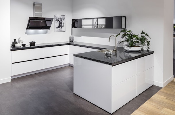 Moderne witte u-keukenopstelling.