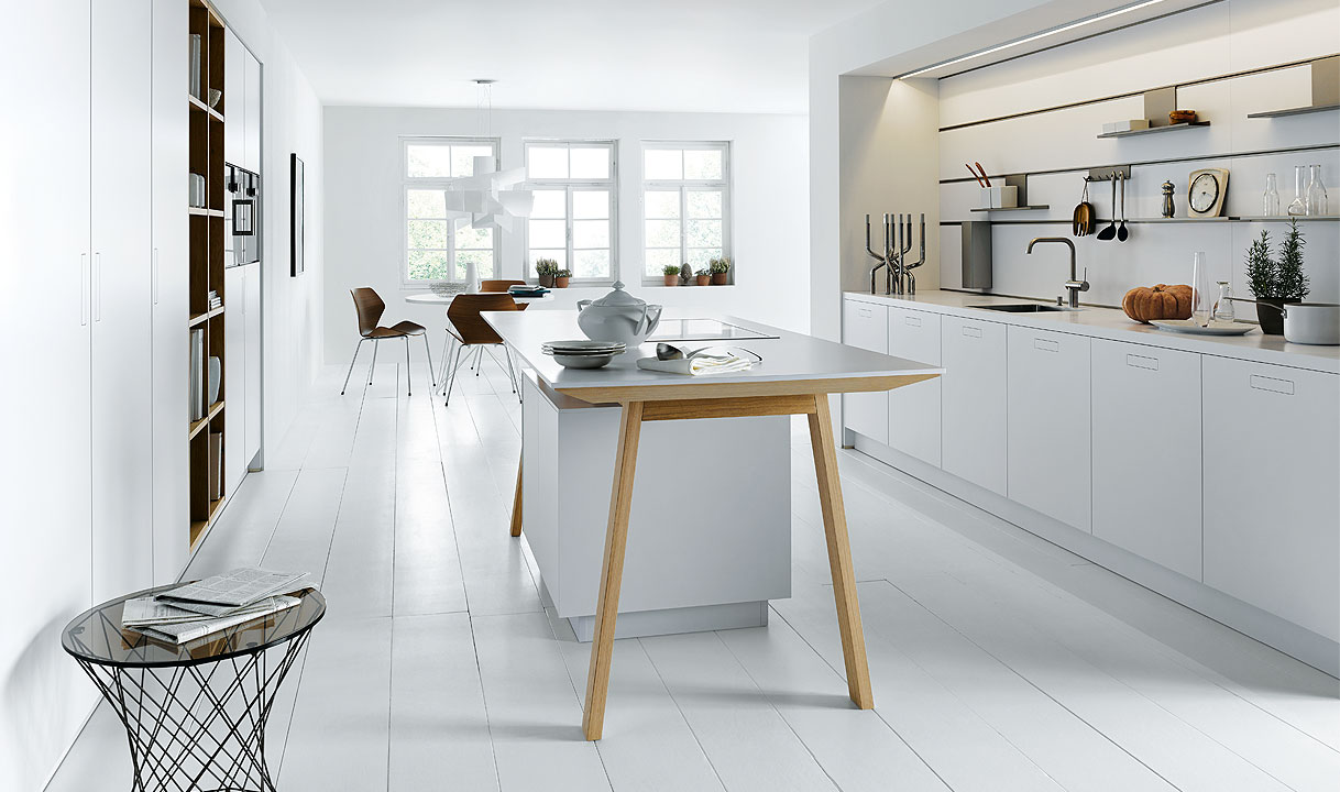 Moderne witte keuken met kooktafel, houten details en minimalistische uitstraling
