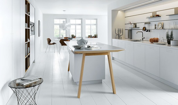 Moderne witte keuken met kooktafel, houten details en minimalistische uitstraling