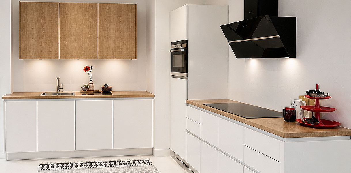 Moderne witte keuken met houten bovenkasten, eiken werkblad en zwarte afzuigkap