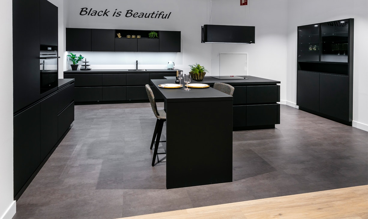 Moderne zwarte keuken met veel keukenkasten