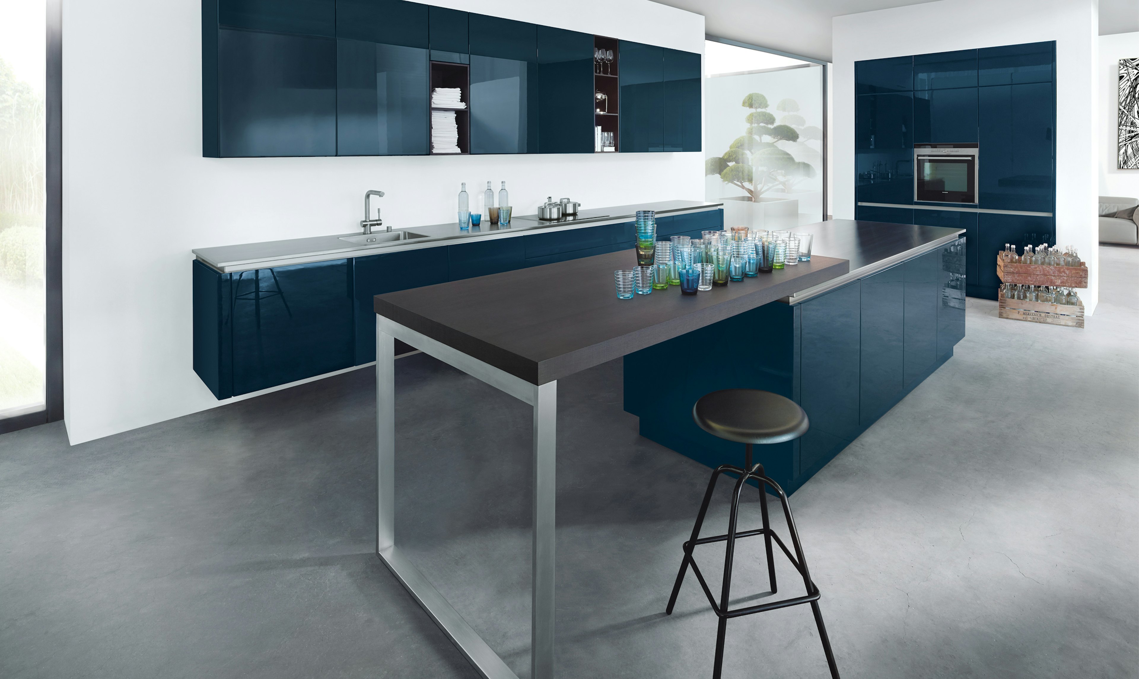 Moderne blauwe parallel keuken.