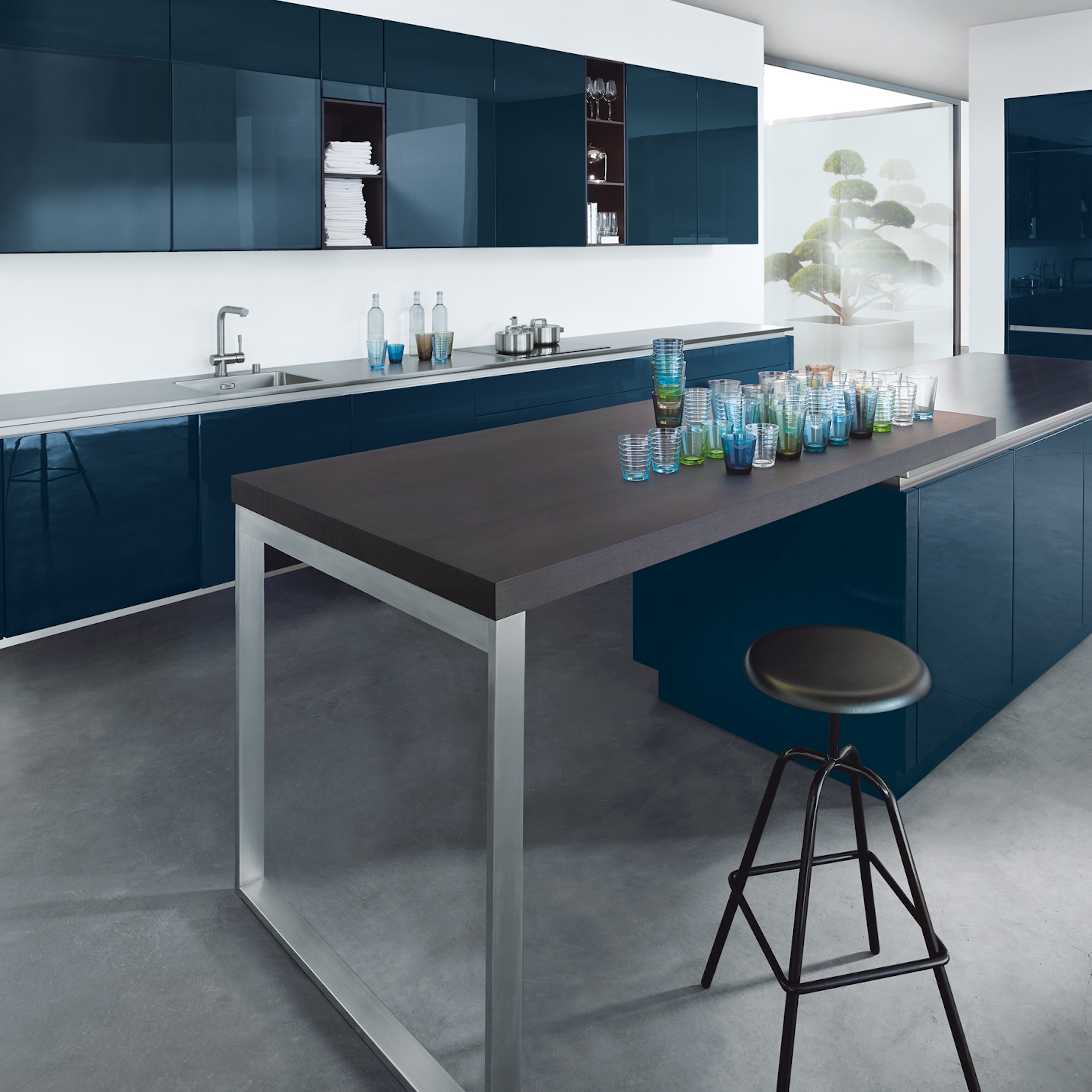 Moderne blauwe parallel keuken.