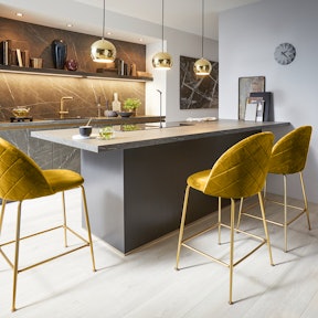 Mosterdgele barkrukken.