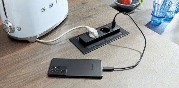 Kookeiland met ingebouwd stopcontact en USB aansluiting voor opladen van apparaten
