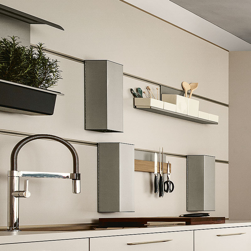 Muur met open opbergsysteem