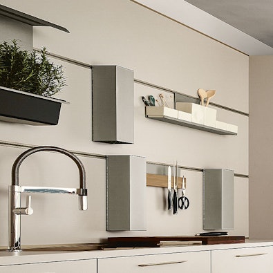 Muur met open opbergsysteem