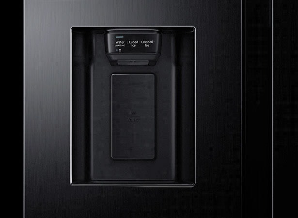De dispenser is naadloos geïntegreerd in de deur, zodat je gemakkelijk gekoeld water of ijs kunt krijgen.
