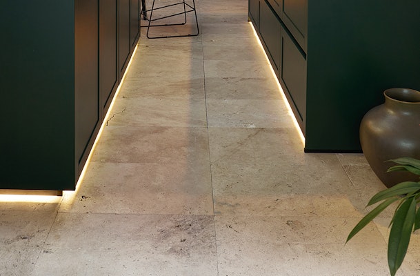 Nachtverlichting verhoogt de veiligheid bij bij nachtelijke keukenbezoeken.