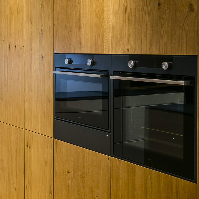 Natuureiken kastenwand