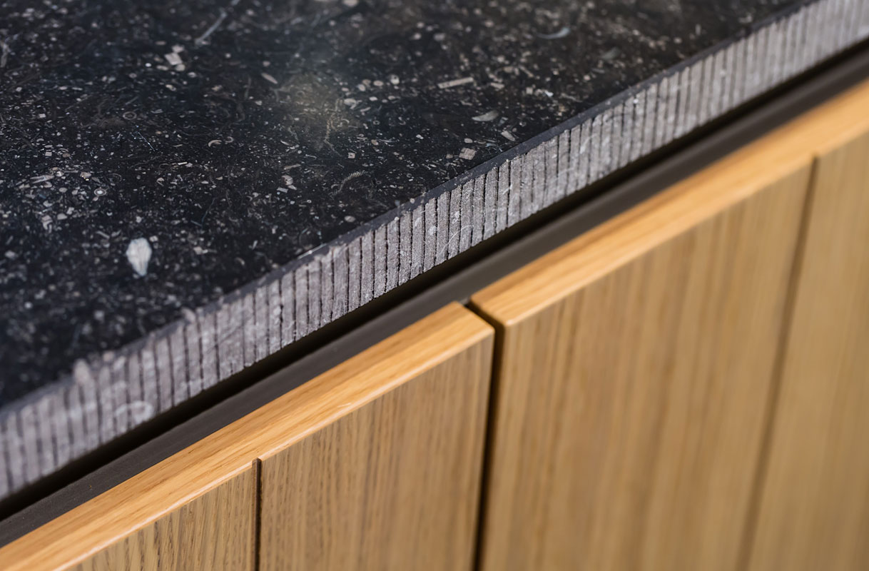 Natuurlijke materialen hout en natuursteen.