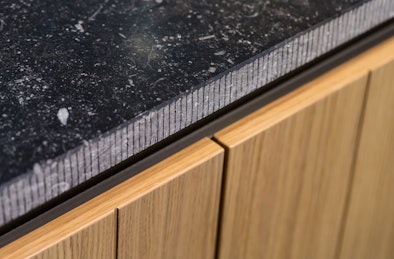 Natuurlijke materialen hout en natuursteen.