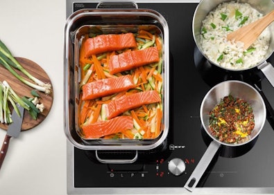 Op een FlexInductie kookplaat passen ook hele grote pannen of een braadslee