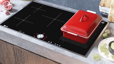 NEFF FlexInduction kookplaat met braadslede die dwars over de flexibele kookzone staat