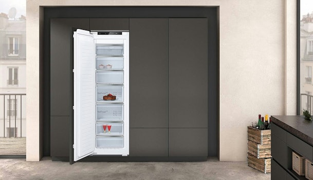 Neff inbouw vriezer met open deur in een moderne donkere keuken