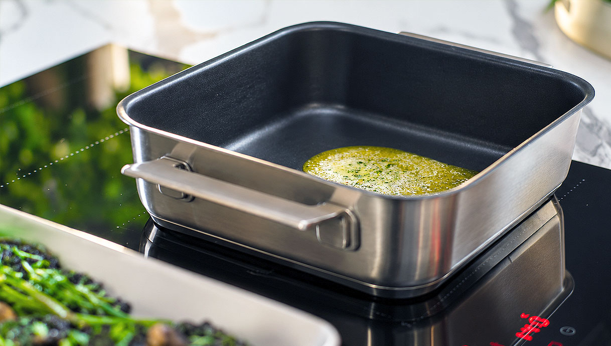 Braadpan op temperatuur gehouden door de FryingSensor van een NEFF inductiekookplaat