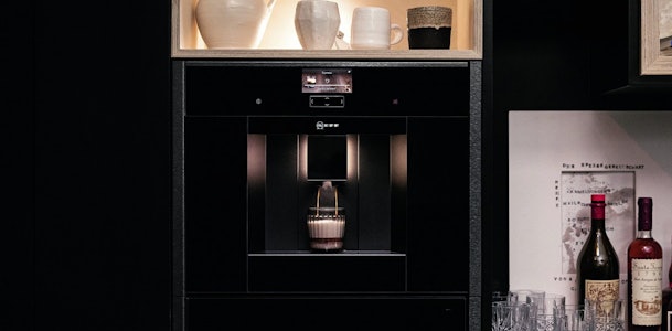 Neff inbouw koffiemachine die koffie zet.