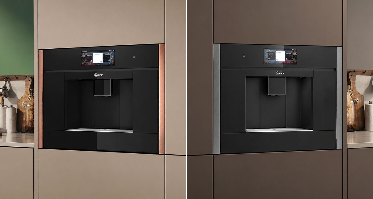 Toevoerslang met aquaStop naast het uitneembare waterreservoir van een NEFF koffiemachine