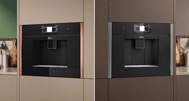 Toevoerslang met aquaStop naast het uitneembare waterreservoir van een NEFF koffiemachine
