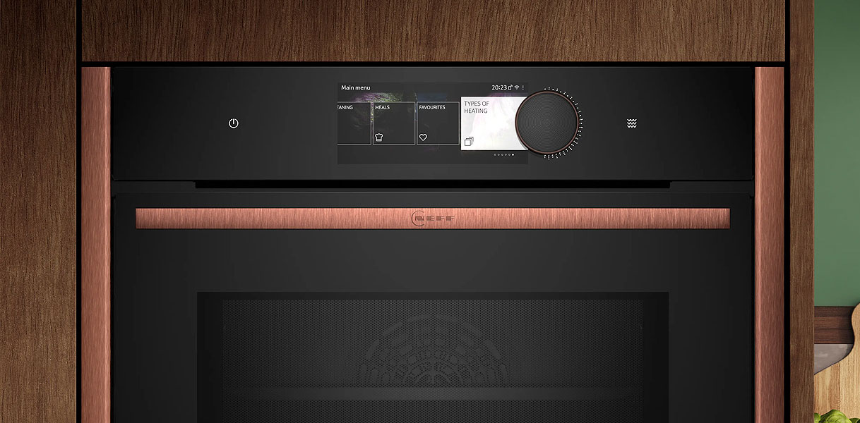 NEFF inbouw magnetron met TFT touchdisplay en draaiknop met menu voor kookfuncties en favorieten in houten keuken