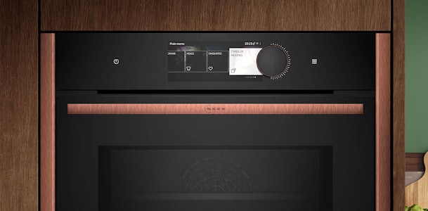 NEFF inbouw magnetron met TFT touchdisplay en draaiknop met menu voor kookfuncties en favorieten in houten keuken