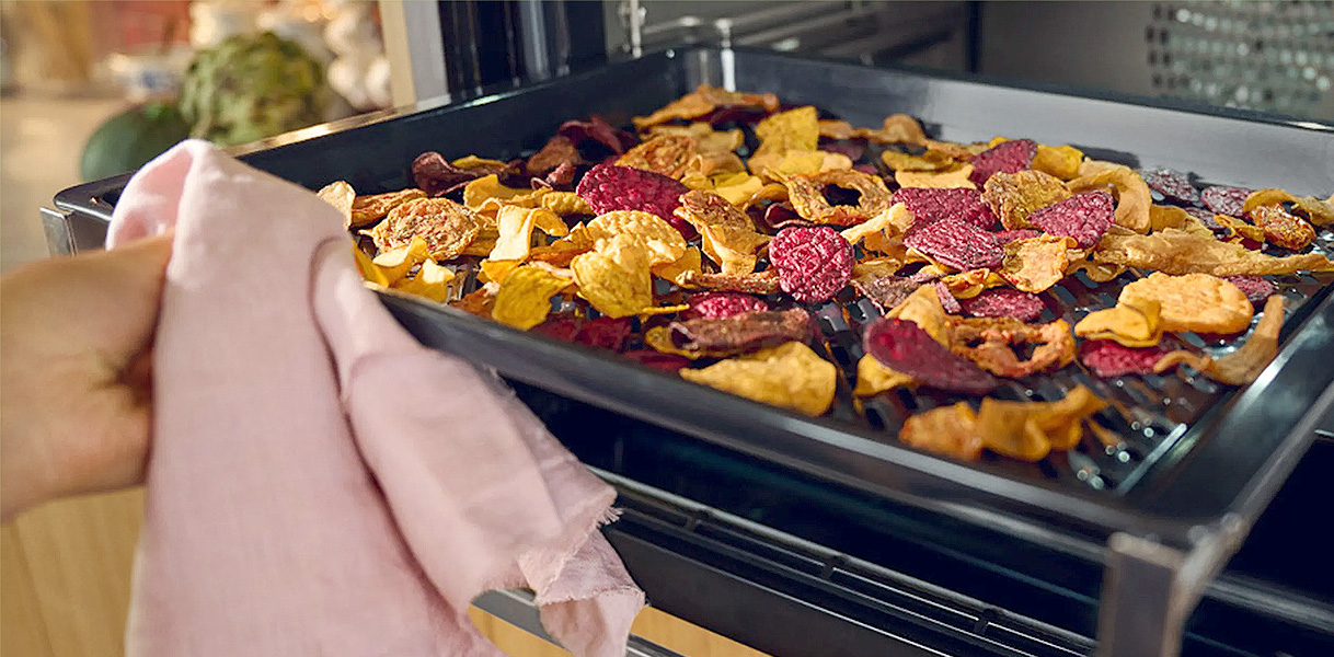 Bakplaat met knapperige groentechips uit de NEFF oven bereid met de Air Fry functie