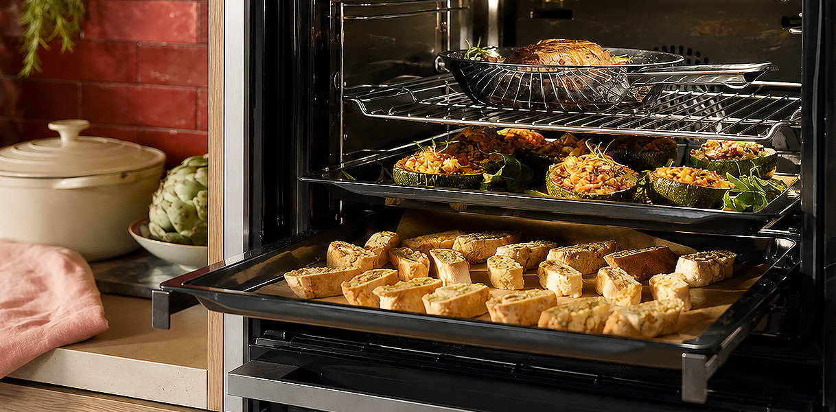 Vlees, gevulde groenten en koekjes bakken tegelijk op meerdere niveaus in de NEFF oven