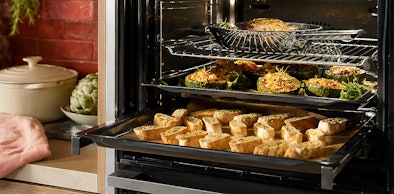 Vlees, gevulde groenten en koekjes bakken tegelijk op meerdere niveaus in de NEFF oven