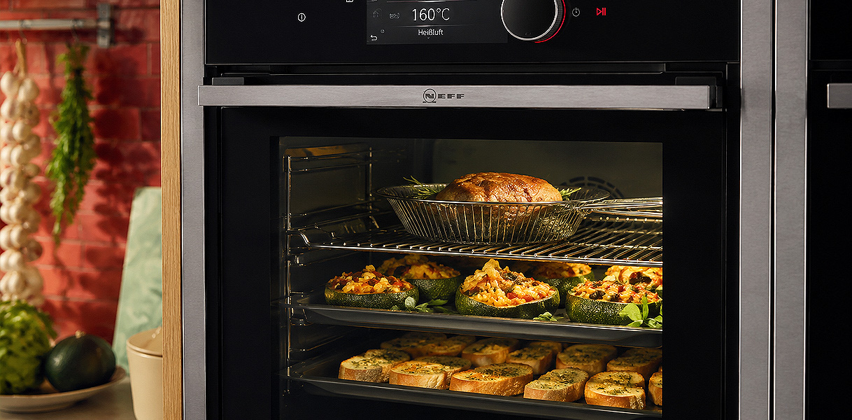 Gerechten op drie niveaus goed zichtbaar door Neff Light verlichting in de ovendeur