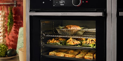 Gerechten op drie niveaus goed zichtbaar door Neff Light verlichting in de ovendeur