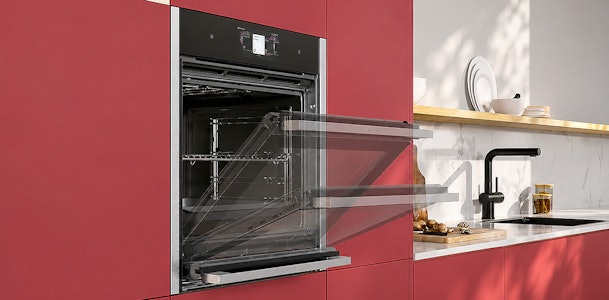 NEFF oven waarvan de deur in twee bewegingen volledig onder de ovenruimte schuift