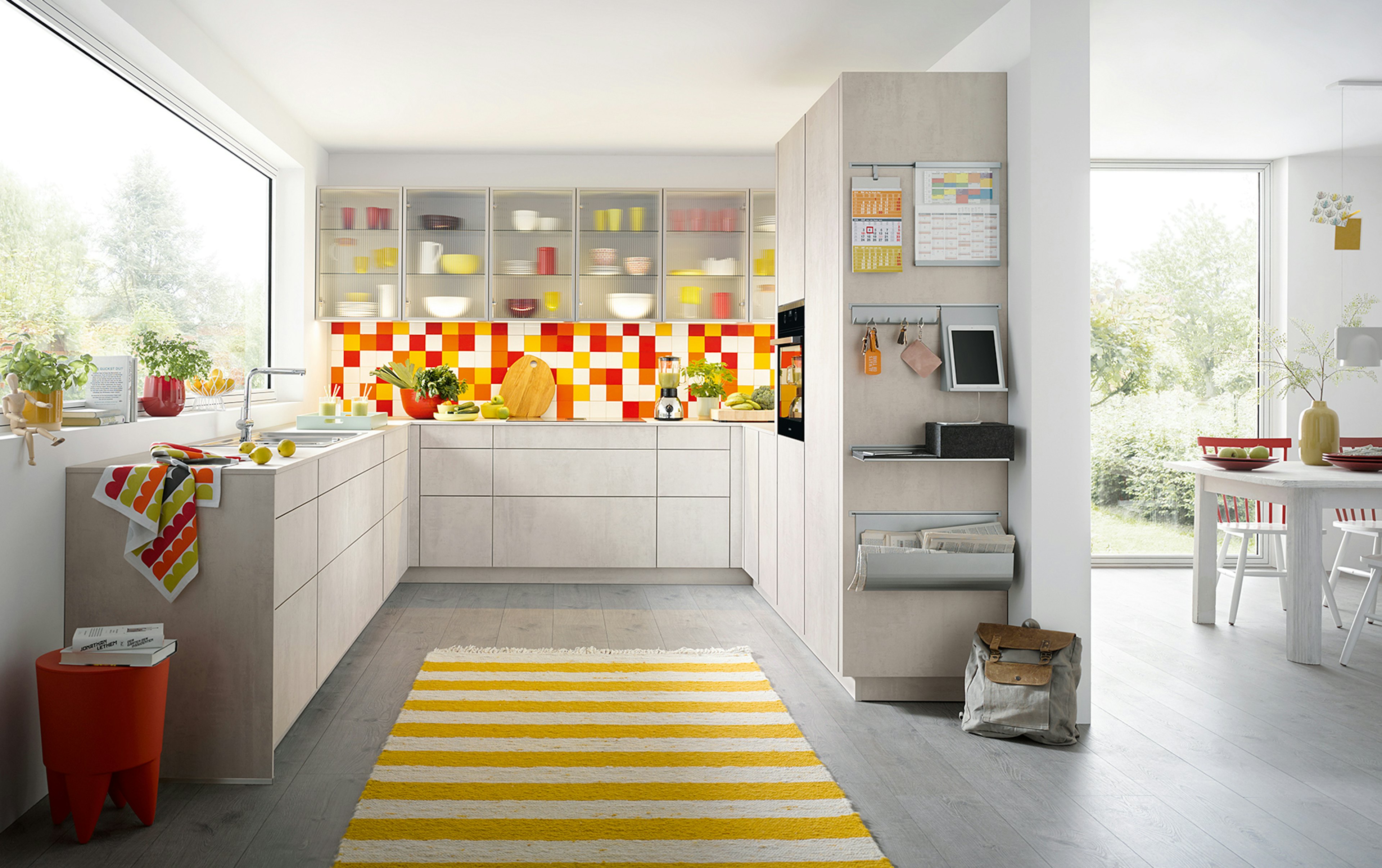 U-keuken in een neutrale kleur met kleurrijke accenten.