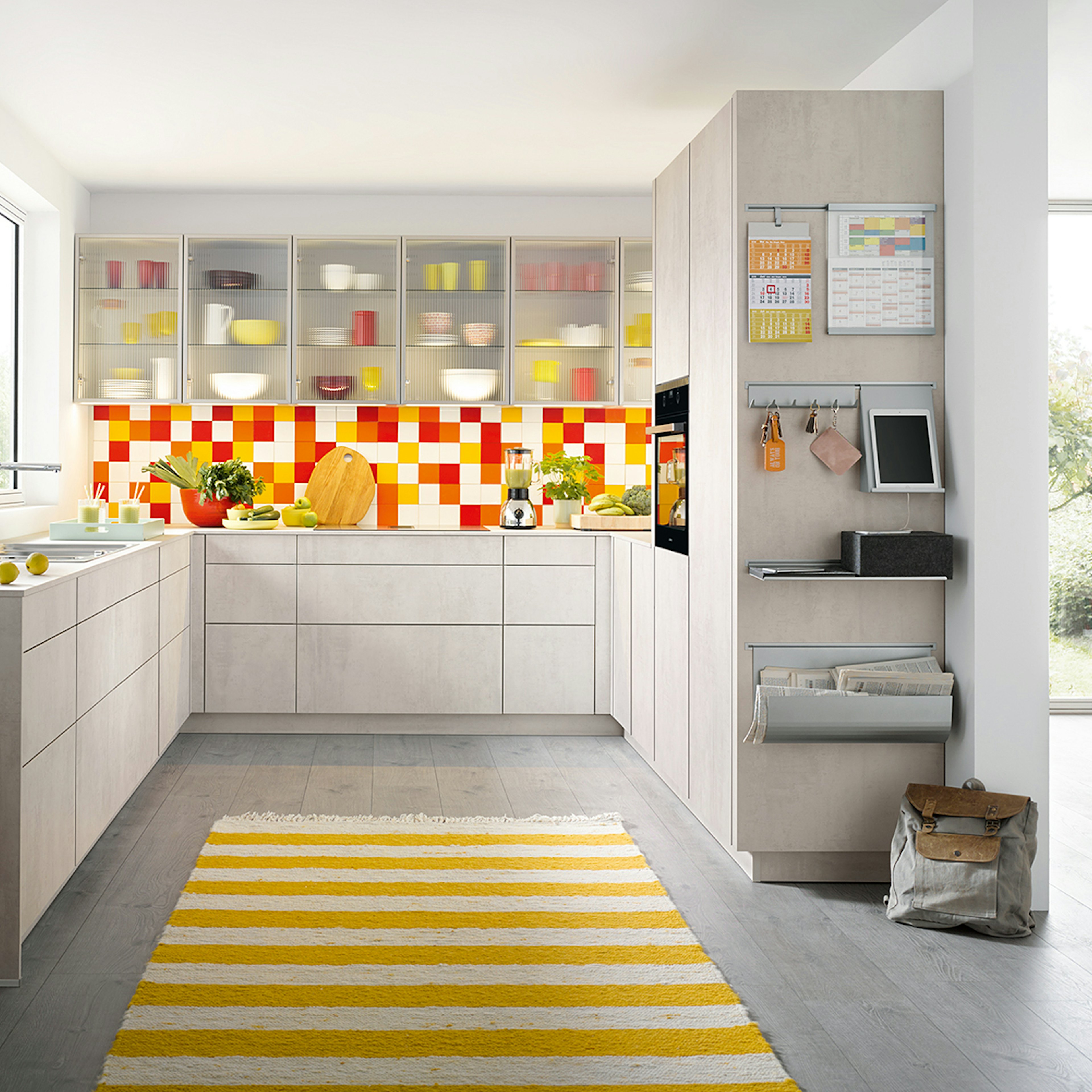 U-keuken in een neutrale kleur met kleurrijke accenten.