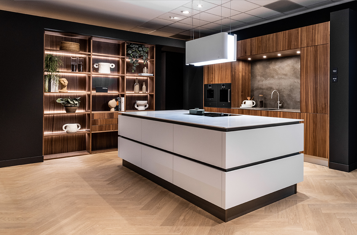 next125 NX650 - keuken met van achter verlichte regalen