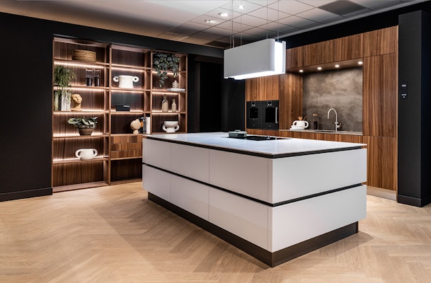 next125 NX650 - keuken met van achter verlichte regalen