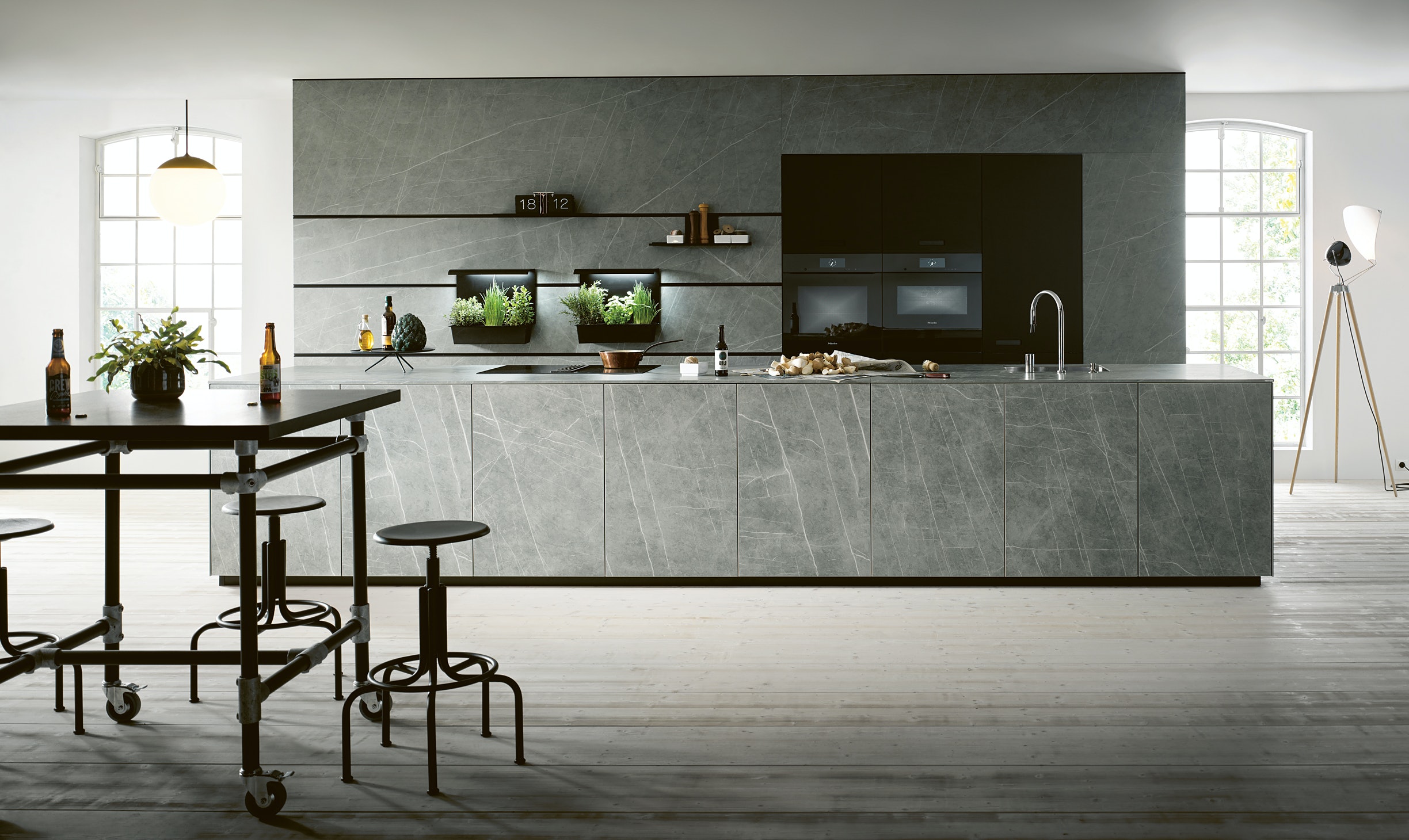 De NX950 van next125 beschikt over een riant keukenblok in keramiek in marmer grigio imitatie.