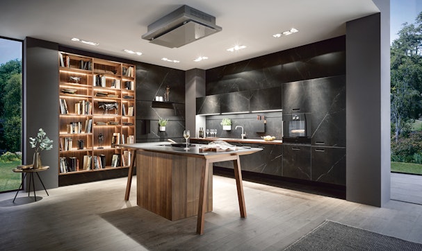 De next125 NX960 keuken met keramiek marmer nero en noten natuur fronten.