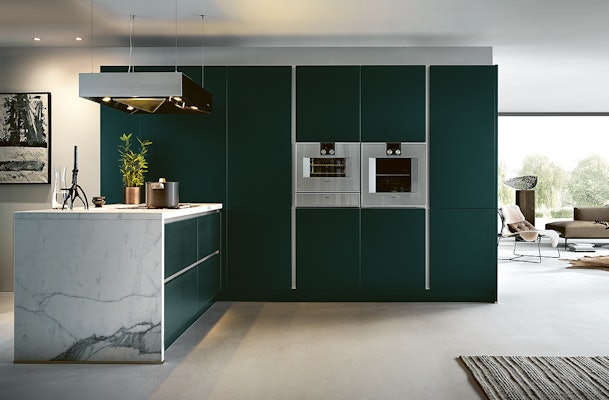 next125 keuken met Satijnlak fronten in de kleur jaguargroen