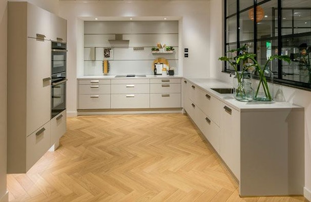 next125 keuken met zwevende kastenwand