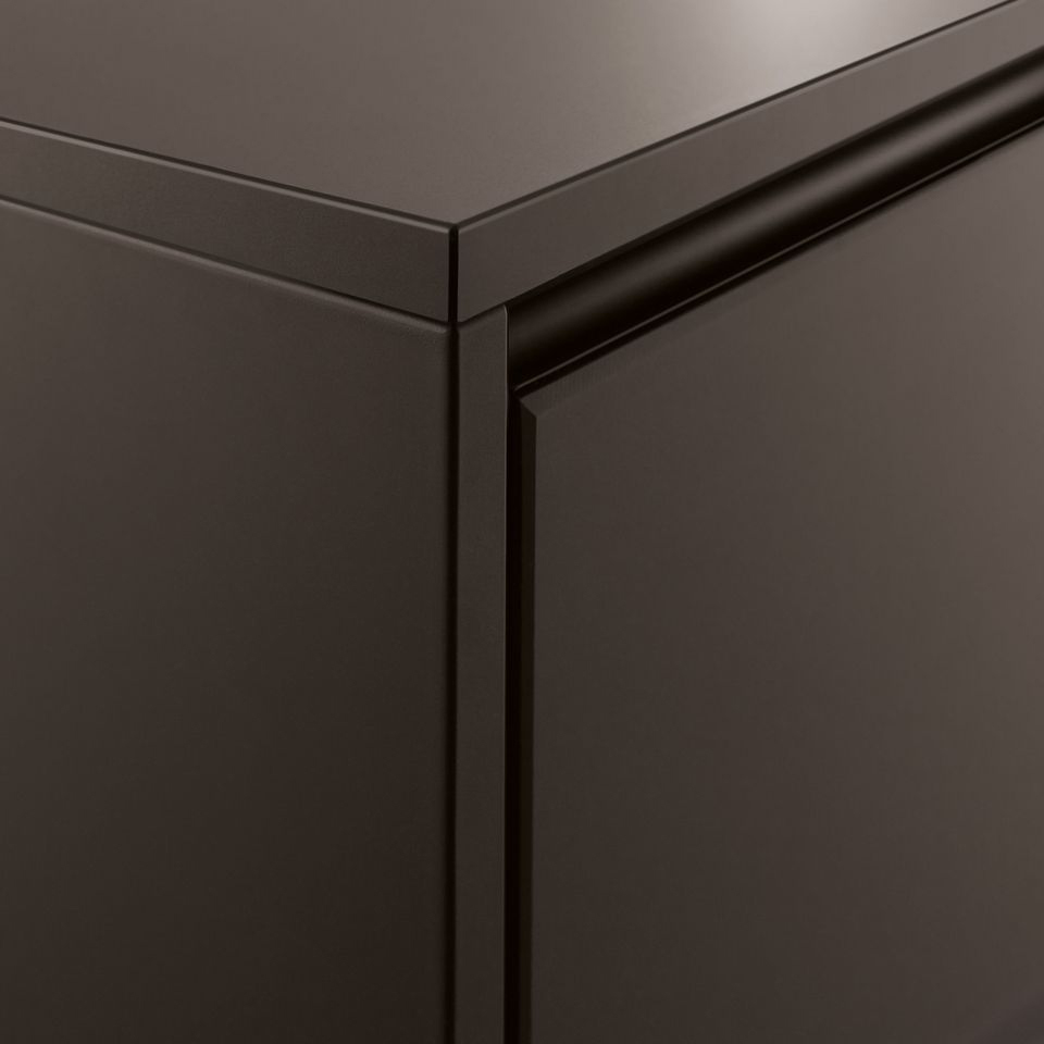 Tot de geselecteerde front materialen behoren lakken in verschillende afwerkingen, edel glas en markante houtfineren.