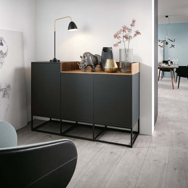 next125 sideboard met FRAME RACK voetstuk